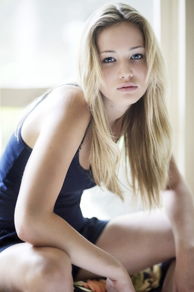 Jennifer Lawrence posando a los 22 años de edad, para un book con el fotógrafo Chris Kaufman